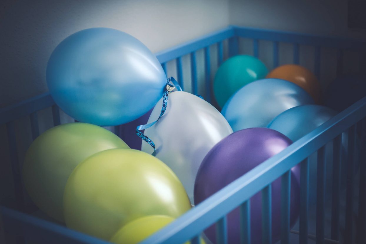 Ein Babybett gefüllt mit Luftballons