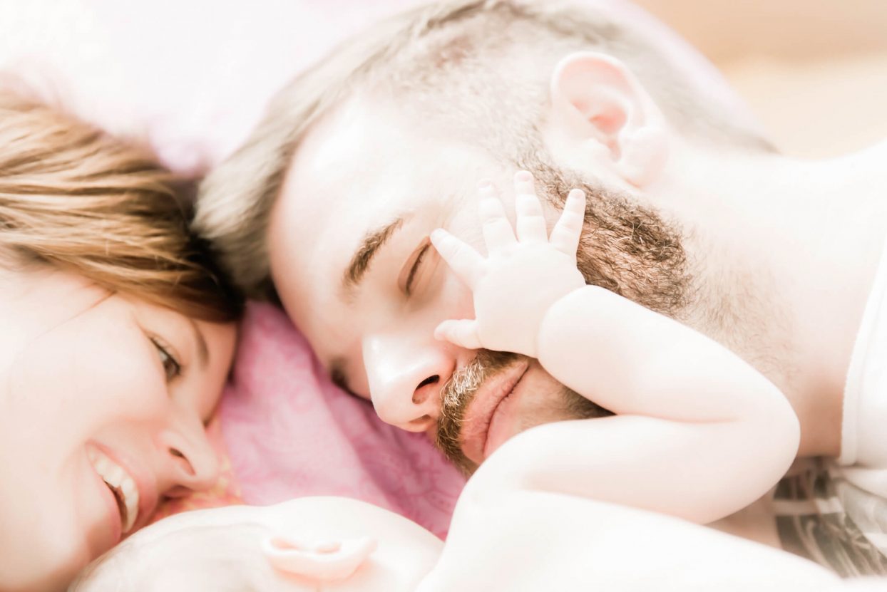 Familie zu dritt Bett
